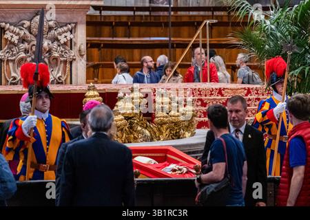 Vatikanstadt, Vatikan. April 2025. Der Leichnam von Papst Franziskus ist im Petersdom zu sehen. Am Freitag, dem 25. April, versammelten sich die Gläubigen, um Papst Franziskus zu ehren. Tausende kamen zu einer bewegenden Hommage auf dem Petersplatz zusammen. Sie drückten Dankbarkeit für seine Jahre geistlicher Führung aus. Gebete und Lieder hallten im ganzen Vatikan wider. Viele hielten Schilder mit Botschaften der Liebe und Unterstützung. Es war ein Moment der Einheit und der Hingabe an den Heiligen Vater. Quelle: SOPA Images Limited/Alamy Live News Stockfoto