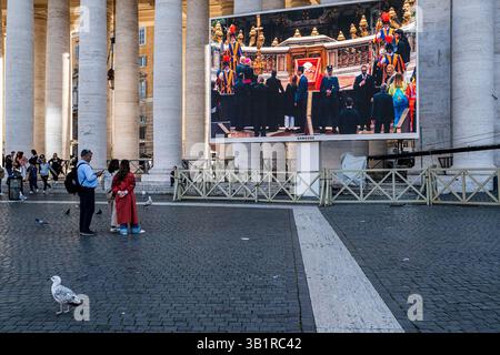 Vatikanstadt, Vatikan. April 2025. Die Gläubigen sehen das Innere der Basilika von den Bildschirmen draußen. Am Freitag, dem 25. April, versammelten sich die Gläubigen, um Papst Franziskus zu ehren. Tausende kamen zu einer bewegenden Hommage auf dem Petersplatz zusammen. Sie drückten Dankbarkeit für seine Jahre geistlicher Führung aus. Gebete und Lieder hallten im ganzen Vatikan wider. Viele hielten Schilder mit Botschaften der Liebe und Unterstützung. Es war ein Moment der Einheit und der Hingabe an den Heiligen Vater. Quelle: SOPA Images Limited/Alamy Live News Stockfoto