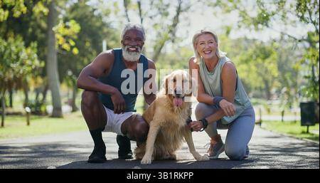 Seniorenpaar, Porträt und Hund im Park mit Lächeln, Liebe und Sorgfalt mit Läufertraining und Marathontraining. Outdoor, Gesundheit und Interracial Stockfoto