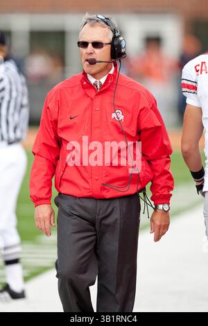 Oktober 2010: Champaign, Illinois. Memorial Stadium..Ohio State Buckeyes Head Coach Jim Tessel..Illinois Fighting Illini verlor gegen die Ohio State Buckeyes 13-24..Mike McGinnis / CSM(Bild: © Mike McGinnis/Cal Sport Media/ZUMApress.com) Stockfoto