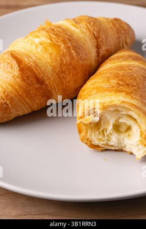 Frisch gebackene Croissants auf einem Teller mit knuspriger Textur und goldener Farbe in gemütlicher Küche Stockfoto