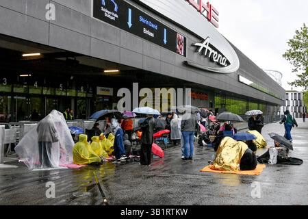 Deutschland, Baden-Württemberg, Stuttgart 26.04.2025, Deutschland, DE, Baden-Württemberg, Stuttgart, im Bild Themenbild, Stadtansichten, Porsche Arena, Konzert, Anstellen, Warten, Besucher, Menschen, Regen, Feature, Symbolbild Baden-Württemberg *** Deutschland, Baden Württemberg, Stuttgart 26 04 2025, Deutschland, DE, Baden Württemberg, Stuttgart, im Bild Themenbild, Stadtansichten, Porsche Arena, Konzert, Warteschlange, warten, Besucher, Leute, Regen, Feature, Symbolbild Baden-Württemberg Deutschland, Baden-Württemberg, Stuttgart, 26.04.2025-13 Stockfoto