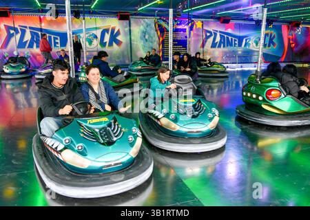 Deutschland, Baden-Württemberg, Stuttgart 26.04.2025, Deutschland, DE, Baden-Württemberg, Stuttgart, im Bild Themenbild, Stadtansichten, Stuttgarter Fruehlingsfest, Karussell, Menschen, Besucher, Spass, Freude, Feature, Symbolbild Baden-Württemberg *** Deutschland, Baden Württemberg, Stuttgart 26 04 2025, Deutschland, DE, Baden Württemberg, Stuttgart, im Bild Themenbild, Stadtansichten, Stuttgarter Frühlingsfest, Karussell, Menschen, Besucher, Spaß, Freude, Feature, Symbolbild Baden Württemberg Deutschland, Baden-Württemberg, Stuttgart, 26.04.2025-19 Stockfoto
