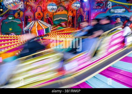 Deutschland, Baden-Württemberg, Stuttgart 26.04.2025, Deutschland, DE, Baden-Württemberg, Stuttgart, im Bild Themenbild, Stadtansichten, Stuttgarter Fruehlingsfest, Karussell, Menschen, Besucher, Spass, Freude, Feature, Symbolbild Baden-Württemberg *** Deutschland, Baden Württemberg, Stuttgart 26 04 2025, Deutschland, DE, Baden Württemberg, Stuttgart, im Bild Themenbild, Stadtansichten, Stuttgarter Frühlingsfest, Karussell, Menschen, Besucher, Spaß, Freude, Feature, Symbolbild Baden Württemberg Deutschland, Baden-Württemberg, Stuttgart, 26.04.2025-25 Stockfoto