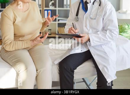 Ältere Patientin mit ärztlicher Beratung in der medizinischen Klinik während der Untersuchung. Stockfoto