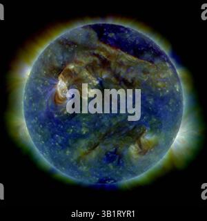 6. August 2010 - Sonne der Erde, Sonnensystem - am 1. August 2010 brach fast die gesamte erdseitige Seite der Sonne in einem Tumult der Aktivität aus. Die C3-Klasse Sonnenfackel (weißer Bereich oben links), ein solarer Tsunami (wellenartige Struktur oben rechts), mehrere Magnetismus-Filamente, die von der Sternoberfläche abheben, großflächiges Schütteln der Sonnenkorona, Funkausbrüche, ein koronaler Massenauswurf und vieles mehr. Diese mehrwellige extreme ultraviolette Momentaufnahme vom Sonnendynamik-Observatorium zeigt die nördliche Hemisphäre der Sonne in der Mitte der Eruption. Unterschiedliche Farben im Bild stellen unterschiedliche gastemperaturen dar Stockfoto