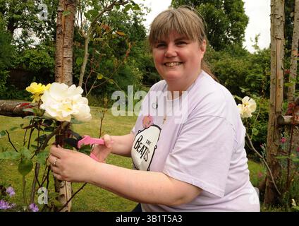 25. Juni 2010: Liverpool, England, Vereinigtes Königreich: Dr. DONNA JACKSON, Dozentin für moderne Geschichte an der Chester University und Freiwillige bei Mendips. Die Arbeit in John Lennons Kindheitshaus, um den Garten wieder in den 1950er Jahren zu versetzen, zeigt Ergebnisse in Mendips, einem Doppelhaus an der Menlove Avenue, wo Lennon mit seiner Tante Mimi lebte, als seine Mutter Julia sich nicht mehr um ihn kümmern konnte. (Kreditbild: © Mercury Press/ZUMApress.com) Stockfoto