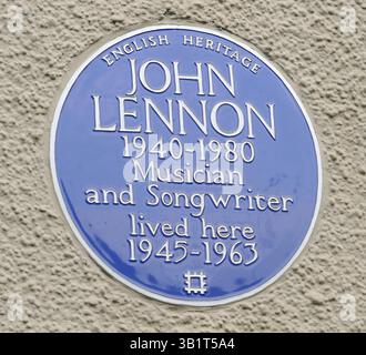 25. Juni 2010 - Liverpool, England, Vereinigtes Königreich - die blaue Plakette des National Trust. Die Arbeit in John Lennons Kindheitshaus, um den Garten wieder in den 1950er Jahren zu versetzen, zeigt Ergebnisse in Mendips, einem Doppelhaus an der Menlove Avenue, wo Lennon mit seiner Tante Mimi lebte, als seine Mutter Julia sich nicht mehr um ihn kümmern konnte. (Kreditbild: © Mercury Press/ZUMApress.com) Stockfoto