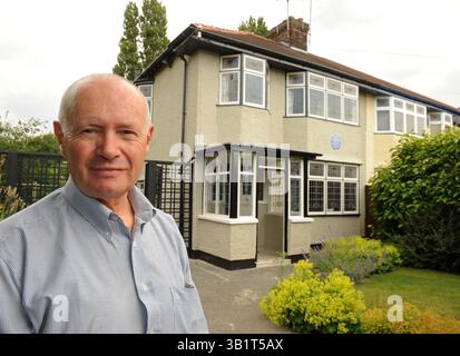 25. Juni 2010: Liverpool, England, Vereinigtes Königreich: COLIN HALL, der Kustodian von Mendips ist. Die Arbeit in John Lennons Kindheitshaus, um den Garten wieder in den 1950er Jahren zu versetzen, zeigt Ergebnisse in Mendips, einem Doppelhaus an der Menlove Avenue, wo Lennon mit seiner Tante Mimi lebte, als seine Mutter Julia sich nicht mehr um ihn kümmern konnte. (Kreditbild: © Mercury Press/ZUMApress.com) Stockfoto