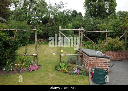 25. Juni 2010 – Liverpool, England, Vereinigtes Königreich – die Arbeit in John Lennons Kindheitshaus, um den Garten wieder in den 1950er Jahren zu versetzen, beginnt, Ergebnisse in Mendips zu zeigen, einem Doppelhaus an der Menlove Avenue, wo Lennon mit seiner Tante Mimi lebte, als seine Mutter Julia sich nicht mehr um ihn kümmern konnte. (Kreditbild: © Mercury Press/ZUMApress.com) Stockfoto