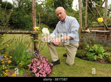 25. Juni 2010: Liverpool, England, Vereinigtes Königreich: COLIN HALL, der Kustodian von Mendips ist. Die Arbeit in John Lennons Kindheitshaus, um den Garten wieder in den 1950er Jahren zu versetzen, zeigt Ergebnisse in Mendips, einem Doppelhaus an der Menlove Avenue, wo Lennon mit seiner Tante Mimi lebte, als seine Mutter Julia sich nicht mehr um ihn kümmern konnte. (Kreditbild: © Mercury Press/ZUMApress.com) Stockfoto