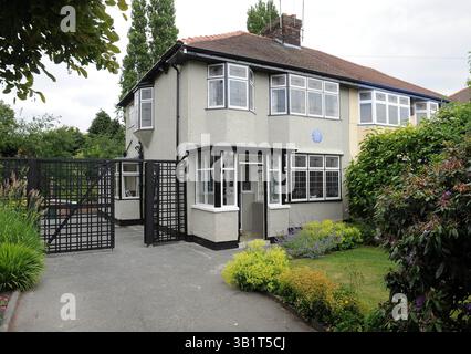 25. Juni 2010 – Liverpool, England, Vereinigtes Königreich – die Arbeit in John Lennons Kindheitshaus, um den Garten wieder in den 1950er Jahren zu versetzen, beginnt, Ergebnisse in Mendips zu zeigen, einem Doppelhaus an der Menlove Avenue, wo Lennon mit seiner Tante Mimi lebte, als seine Mutter Julia sich nicht mehr um ihn kümmern konnte. (Kreditbild: © Mercury Press/ZUMApress.com) Stockfoto