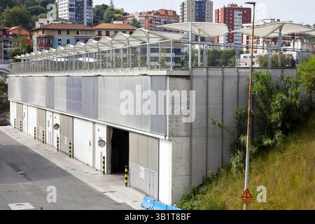 Lagerhäuser des Hafens von Pasaia, oben, Terrassen für die öffentliche Nutzung, Pasajes, Guipuzkoa, Baskenland, Spanien. Stockfoto