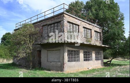 Militärflugplatz-Wachbüro des 2. Weltkriegs, Flugplatz-Kontrollturm in der Forma RAF Woolfox Lodge, Rutland Stockfoto