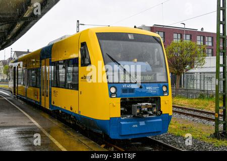 Deutschland, Baden-Württemberg, Stuttgart 26.04.2025, Deutschland, DE, Baden-Württemberg, im Bild Themenbild, Wieslauftalbahn, elektrifizierte Nebenbahn, Nahverkehr, Schorndorf, Zug, Eisenbahn, Schienenverkehr, Bahnhof, Transport, Reisende, Menschen, Lok, Waggon, Feature, Symbolbild Baden-Württemberg *** Deutschland, Baden Württemberg, Stuttgart 26 04 2025, Deutschland, DE, Baden Württemberg, im Bild Themenbild, Wieslauftalbahn, elektrifizierte Nebenbahn, Nahverkehr, Schorndorf, Zug, Eisenbahn, Eisenbahnverkehr, Bahnhof, Verkehr, Reisende, Menschen, Lokomotive, Wagen, Feature, symbolisch Stockfoto