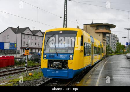 Deutschland, Baden-Württemberg, Stuttgart 26.04.2025, Deutschland, DE, Baden-Württemberg, im Bild Themenbild, Wieslauftalbahn, elektrifizierte Nebenbahn, Nahverkehr, Schorndorf, Zug, Eisenbahn, Schienenverkehr, Bahnhof, Transport, Reisende, Menschen, Lok, Waggon, Feature, Symbolbild Baden-Württemberg *** Deutschland, Baden Württemberg, Stuttgart 26 04 2025, Deutschland, DE, Baden Württemberg, im Bild Themenbild, Wieslauftalbahn, elektrifizierte Nebenbahn, Nahverkehr, Schorndorf, Zug, Eisenbahn, Eisenbahnverkehr, Bahnhof, Verkehr, Reisende, Menschen, Lokomotive, Wagen, Feature, symbolisch Stockfoto
