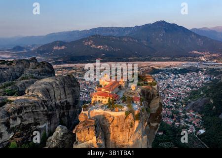 Das Kloster der Heiligen Dreifaltigkeit oder das Kloster von Agia Triada auf Griechisch ist eines der meistfotografierten Monumente von Meteora. Es wird angenommen, dass die monas Stockfoto