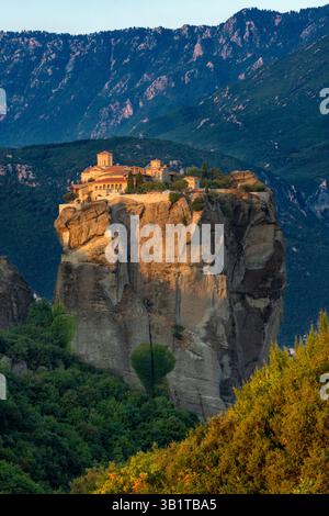 Das Kloster der Heiligen Dreifaltigkeit oder das Kloster von Agia Triada auf Griechisch ist eines der meistfotografierten Monumente von Meteora. Es wird angenommen, dass die monas Stockfoto