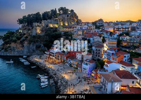 Parga aus der Vogelperspektive mit typischen bunten Häusern, Ionische Küste, Epirus, Nordgriechenland Parga ist eine Stadt und Gemeinde im Nor Stockfoto