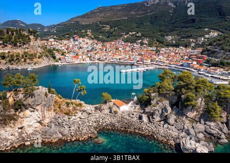 Parga aus der Vogelperspektive mit typischen bunten Häusern, Ionische Küste, Epirus, Nordgriechenland Parga ist eine Stadt und Gemeinde im Nor Stockfoto