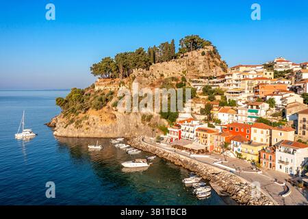 Parga aus der Vogelperspektive mit typischen bunten Häusern, Ionische Küste, Epirus, Nordgriechenland Parga ist eine Stadt und Gemeinde im Nor Stockfoto