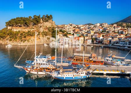 Paroramischer Blick auf den Hafen von Parga mit typischen kolossalen Häusern, Ionische Küste, Epirus, Nordgriechenland Parga ist eine Stadt und Gemeinde in Parga Stockfoto