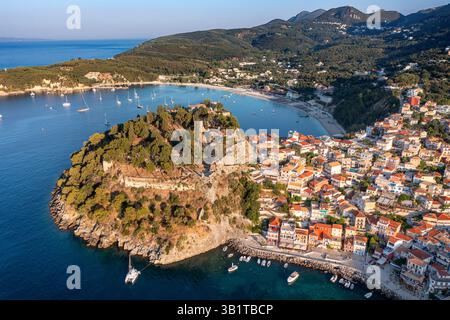 Parga aus der Vogelperspektive mit typischen bunten Häusern, Ionische Küste, Epirus, Nordgriechenland Parga ist eine Stadt und Gemeinde im Nor Stockfoto