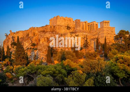 Akropolis und Parthenon in Athen, Griechenland. Obwohl der Parthenon architektonisch ein Tempel ist und normalerweise so genannt wird, argumentieren einige Gelehrte Stockfoto