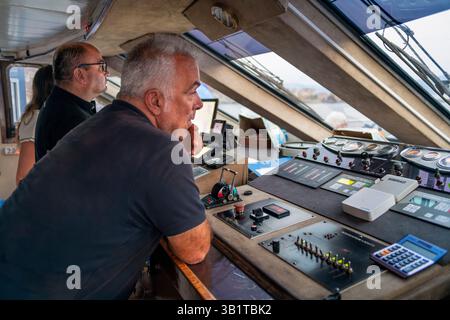 Kapitän, Offiziere und Crew von Touristen auf der Harmony V Klassische Griechenland Kreuzfahrt im Mittelmeer. Die Harmony V Klassisches Griechenland Kreuzfahrt Stockfoto