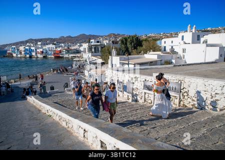 Mykonos, Griechenland. Uferpromenade in Little Venice, Mykonos bei Sonnenuntergang. Mykonos ist eine griechische Insel, die Teil der Kykladen ist und zwischen Tinos, Syros und Paros A liegt Stockfoto