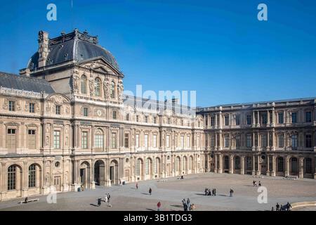Cour Carrée, der Innenhof des Louvre-Palastes durch schmutziges Museumsfenster in Paris, Frankreich Stockfoto