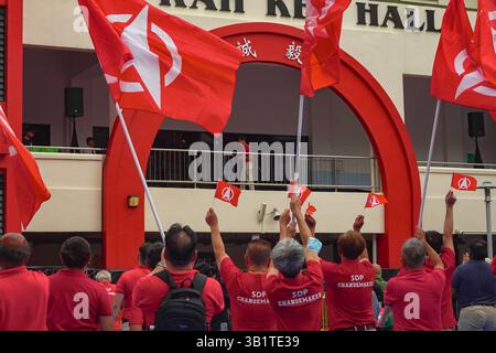 Singapur 2025. April - Tag Der Nominierung Für Die Wahlen. Anhänger der SDP in Rot mit Fahnen versammeln sich an der Chongfu School als Parteikandidat Chee Soon Juan ad Stockfoto