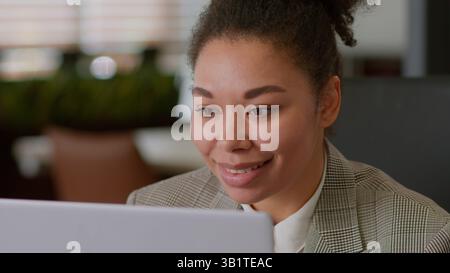 Afroamerikanische Frau ethnisch lächelndes Mädchen weibliche Geschäftsfrau Unternehmerin Unternehmer Arbeitgeber Büroangestellter Manager CEO professionelle Agentin Designer Stockfoto