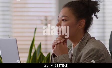 Afroamerikaner nachdenklich verärgert denken Mädchen ethnische Frau Geschäftsfrau Geschäftsmann Arbeitgeber Büroleiter im Büro traurig Stockfoto