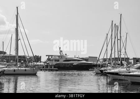 Schwarz-weiß. Segelboote und Yachten liegen im Hafen von Viareggio (Lucca), Toskana, Italien Stockfoto