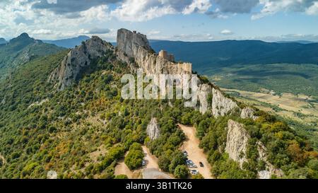 Luftaufnahme der mittelalterlichen Katharerburg von Peyrepertuse, Südfrankreich Stockfoto