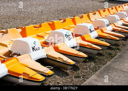Tretboote standen am Weymouth Beach, Großbritannien Stockfoto