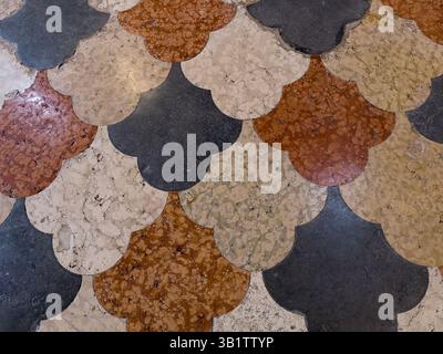 Farbenfroher Marmorboden in der alten Kirche, kann als Hintergrund verwendet werden Stockfoto