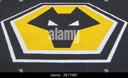 Ein Blick auf das Vereinslogo zwischen dem playerÕs Tunnel und dem Spielfeld während des Premier League-Spiels zwischen Wolverhampton Wanderers und Leicester City in Molineux, Wolverhampton am Samstag, den 26. April 2025. (Foto: Stuart Leggett | MI News) Credit: MI News & Sport /Alamy Live News Stockfoto