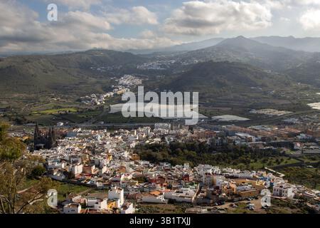 Blick auf den Norden der Insel von einem Berg (La Montana de Arucas). Häuser und Hügel. Blauer Himmel mit weißen Wolken. Arucas, Las Palmas, Gran Canaria, Ca Stockfoto