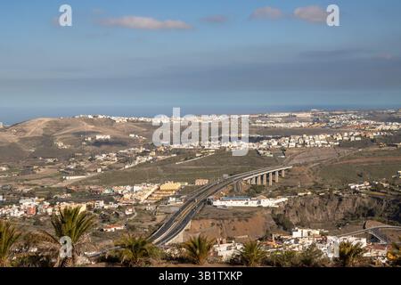 Blick auf den Norden der Insel von einem Berg (La Montana de Arucas). Häuser und Hügel. Blauer Himmel mit weißen Wolken. Arucas, Las Palmas, Gran Canaria, Ca Stockfoto