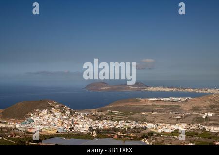 Blick auf den Norden der Insel von einem Berg (La Montana de Arucas). Häuser und Hügel. Blauer Himmel mit weißen Wolken. Arucas, Las Palmas, Gran Canaria, Ca Stockfoto