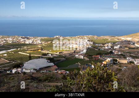 Blick auf den Norden der Insel von einem Berg (La Montana de Arucas). Häuser und Hügel. Blauer Himmel mit weißen Wolken. Arucas, Las Palmas, Gran Canaria, Ca Stockfoto