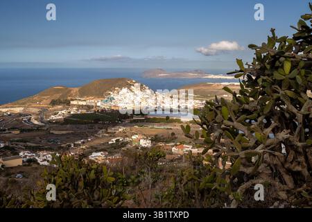 Blick auf den Norden der Insel von einem Berg (La Montana de Arucas). Häuser und Hügel. Blauer Himmel mit weißen Wolken. Arucas, Las Palmas, Gran Canaria, Ca Stockfoto