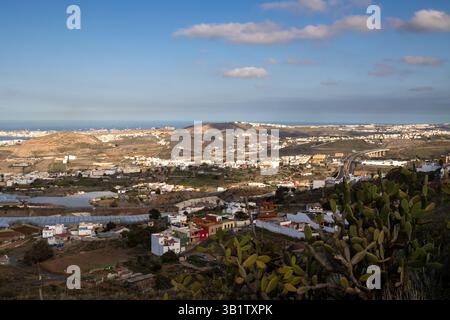 Blick auf den Norden der Insel von einem Berg (La Montana de Arucas). Häuser und Hügel. Blauer Himmel mit weißen Wolken. Arucas, Las Palmas, Gran Canaria, Ca Stockfoto