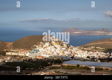 Blick auf den Norden der Insel von einem Berg (La Montana de Arucas). Häuser und Hügel. Blauer Himmel mit weißen Wolken. Arucas, Las Palmas, Gran Canaria, Ca Stockfoto