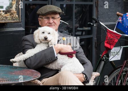 LONDON, VEREINIGTES KÖNIGREICH - 26. APRIL 2025: Radfahrer in Vintage-Kleidern und Accessoires nehmen am 26. April 2025 am Tweed Run in London, Vereinigtes Königreich Teil. Die jährliche Radtour durch Londons berühmte Wahrzeichen zieht Hunderte von Teilnehmern an, die traditionelle britische Fahrradkleidung im Retro-Stil tragen, insbesondere Tweed-Kleidung. (Foto: Wiktor Szymanowicz/NurPhoto) Credit: NurPhoto SRL/Alamy Live News Stockfoto