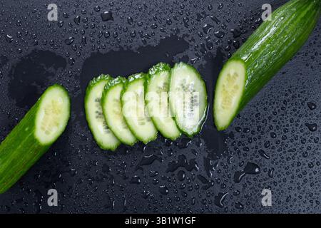 Frisch reife Gurke in Scheiben geschnitten, Draufsicht Stockfoto