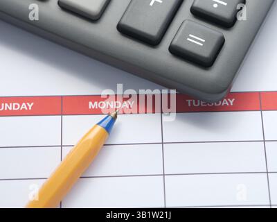 Ein Wochenplan mit einem Kugelschreiber und einem Taschenrechner darauf. Nahaufnahme. Stockfoto