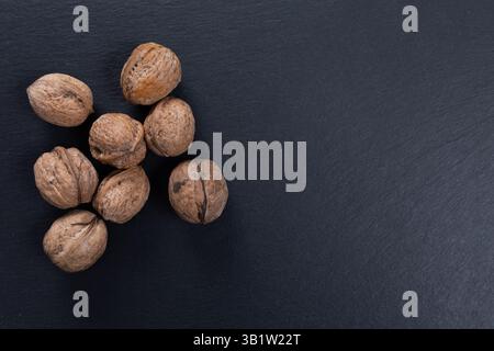 Walnüsse in der Schale, rohe Nüsse für gesunde Ernährung Stockfoto